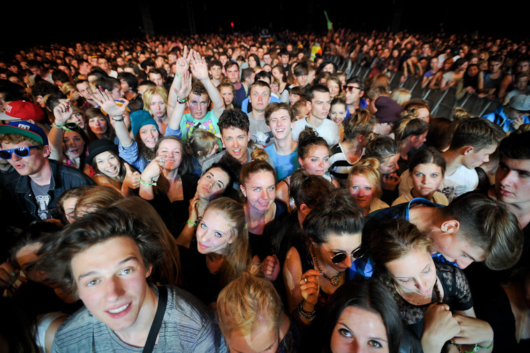 Publiczność pod sceną na festiwalu Heineken Open'er (fot. Artur Rawicz/Onet)