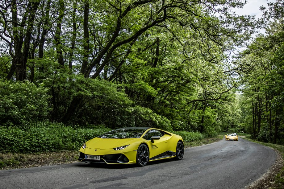 Zarówno moc silnika, jak i skuteczność hamulców takich aut jak Lamborghini Huracán to coś zupełnie innego niż oferują „zwykłe” samochody. Przyczepność na zakrętach – także. | Fot. Materiał Partnera