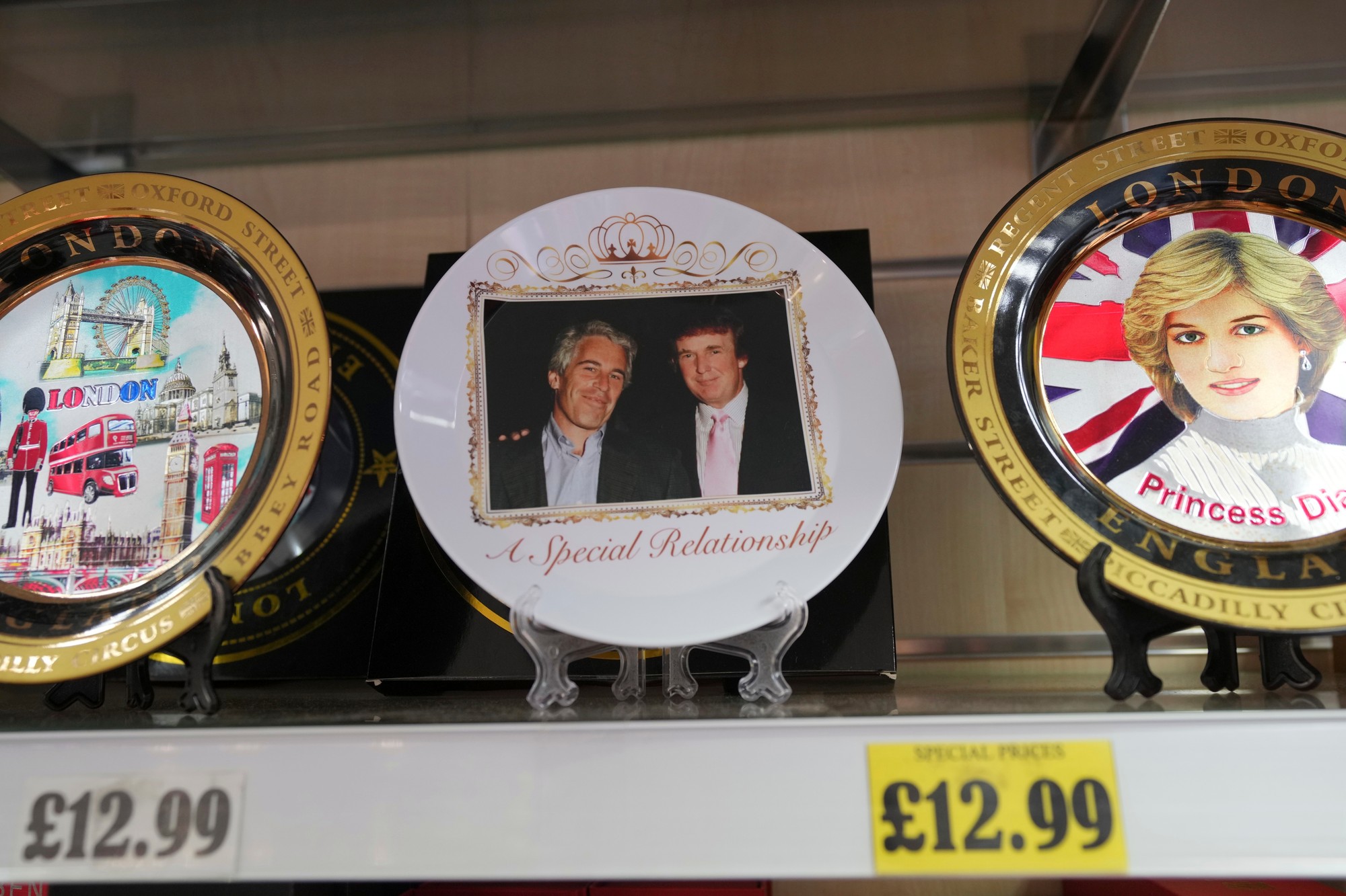 Na hrad Windsor aktivisti premietli zábery Trumpa a Epsteina.
