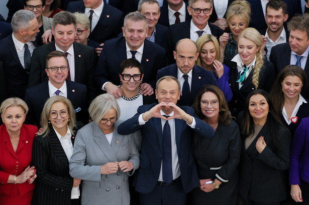 Premier Donald Tusk i politycy KO pozują do pamiątkowego zdjęcia w Sejmie w Warszawie