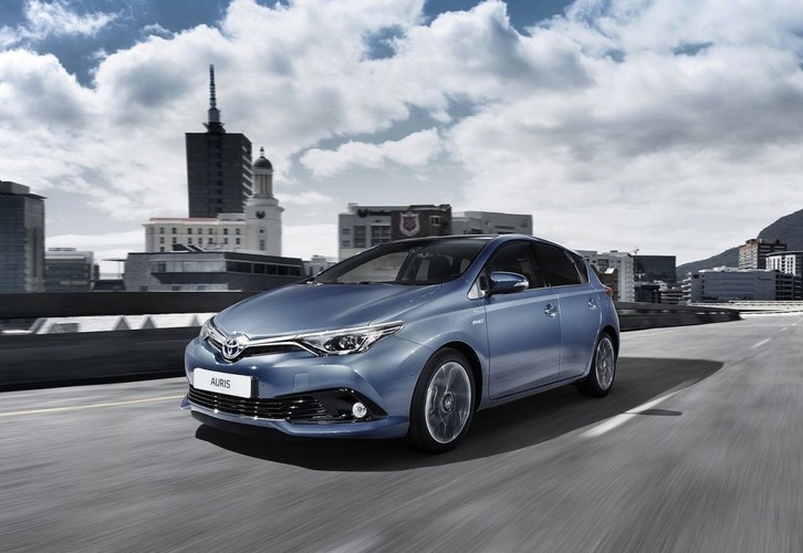 Firmy, które w tej chwili zdecydują się na Toyotę Auris, otrzymają możliwość skorzystania z cen wyprzedażowych. Przykład? Ceny hybrydowej wersji japońskiego hatchbacka zaczynają się od 75 900 zł, natomiast średnia wersja wyposażenia Comfort z pakietem Park dzięki wyprzedaży rocznika 2016 kosztuje 85 400 zł.
<br>
Na liście wyposażenia tej wersji Toyoty można znaleźć m.in. czujniki parkowania, 7 poduszek powietrznych, światła do jazdy dziennej LED i przeciwmgielne, tempomat, 16-calowe felgi aluminiowe, klimatyzację automatyczną, skórzane obicie kierownicy i gałki zmiany biegów, podgrzewane przednie fotele z podparciem lędźwiowym w fotelu kierowcy i system multimedialny Toyota Touch 2 z 6 głośnikami, Bluetooth oraz kamerą cofania.
<br>
Opcjonalnie za 2 300 złotych kierowca może doposażyć Aurisa Hybrid w pakiet Safety Sense. Za najkorzystniejszą cenę na rynku auto otrzyma system reagowania w razie wystąpienia ryzyka kolizji z automatycznym hamowaniem awaryjnym, układ ostrzegania o niezamierzonej zmianie pasa ruchu, kamerę rozpoznającą znaki drogowe oraz automatyczne światła drogowe.
<br>
Kolejne zalety? Te ukrywają się pod maską: 1,8-litrowy silnik benzynowy pracujący w cyklu Atkinsona w połączeniu z agregatem elektrycznym oferuje 136 koni mechanicznych, a napęd przekazywany jest za pomocą niewymagającej dopłaty automatycznej skrzyni biegów e-CTV. Warto przy tym pamiętać, że napęd hybrydowy nie wymaga ładowania z gniazdka elektrycznego, a przy tym jest ekologiczny i ekonomiczny – według oficjalnych danych spalanie w mieście i poza miastem wynosi 3,4 litra. Przyspieszenie od 0-100 km/h to 10,9 sekundy.