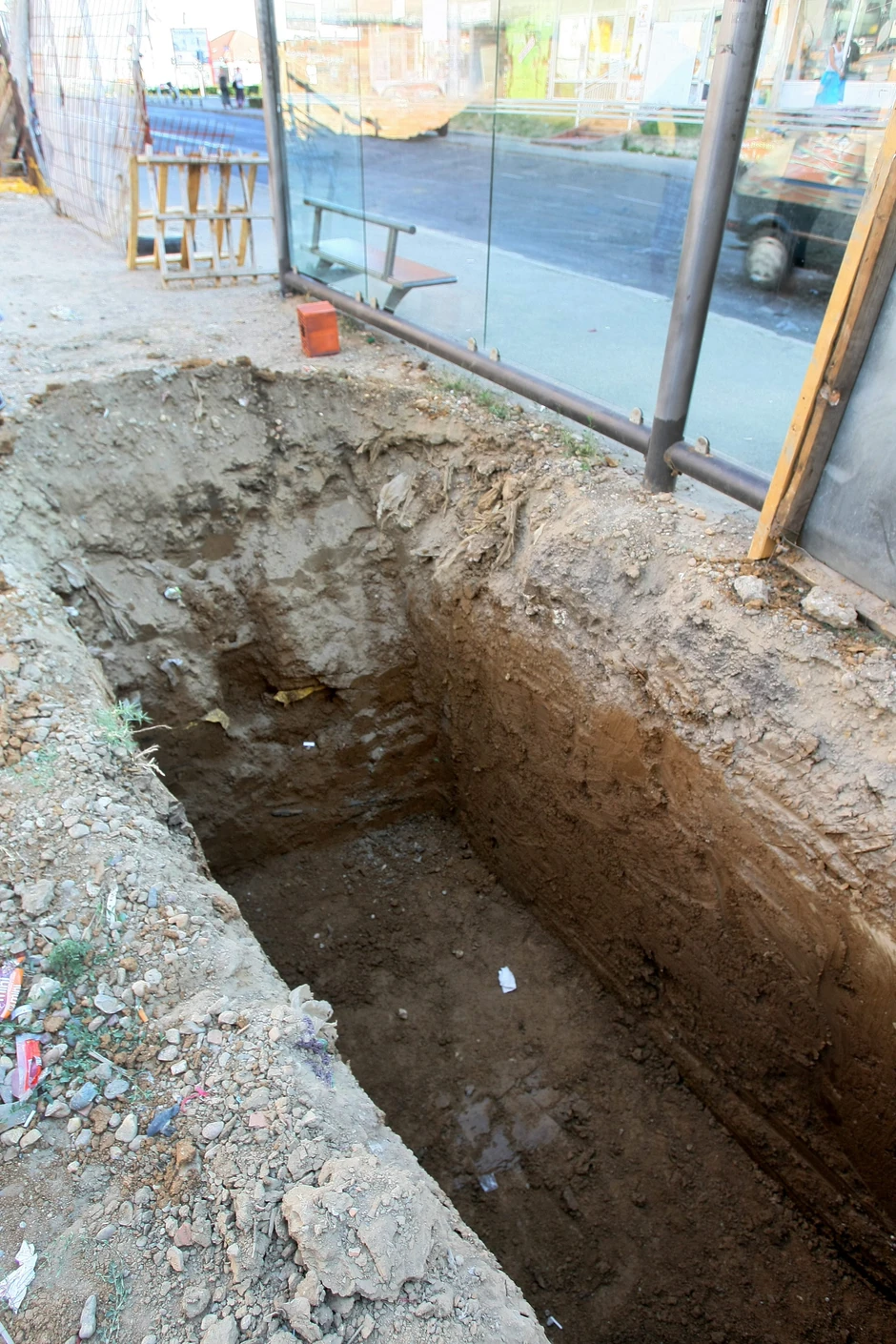 Avionska bomba je sada pomerena na drugi kraj gradilišta