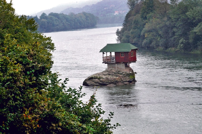 Istorija kućice na drini počela je 1968. godine kada je Milija imao tek 17 godina