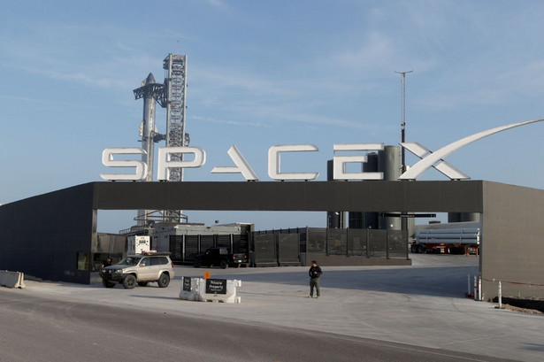 Ogólny widok na wejście do SpaceX w Starbase w Boca Chica, Teksas