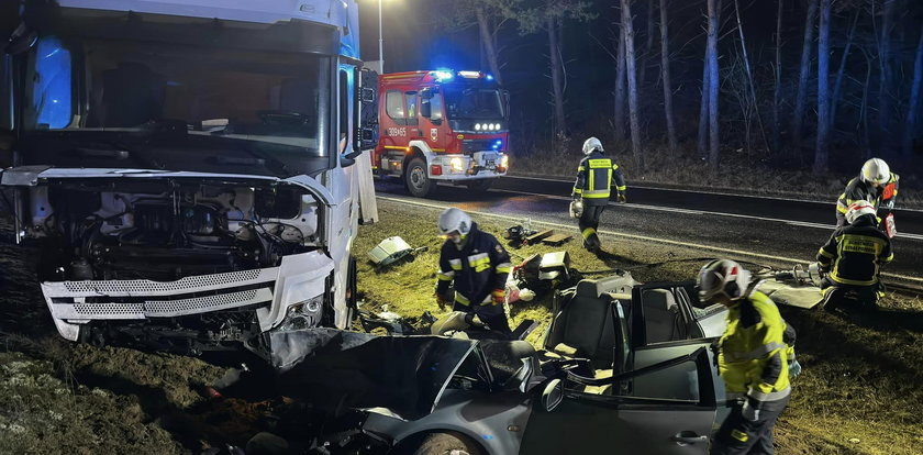 To droga śmierci. Potworne wypadki w Wypaleniskach i Toruniu. Czołowe zderzenie z tirem i kraksa dwóch busów. Trzy osoby zginęły