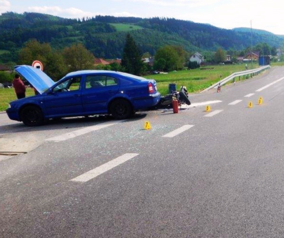 Motorkár pri zrážke s autom pri Nemeckej utrpel vážne zranenia.