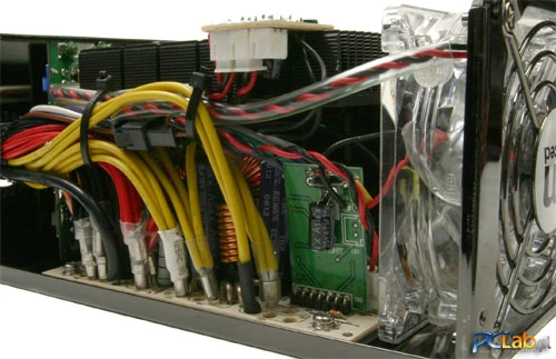 Połączenia przewodów przesłaniają mniejsze kondensatory firmy Asia X. Są to modele TMX (3300 uF, 16 V). Głębiej znajdują się także kondensatory firmy Jenpo