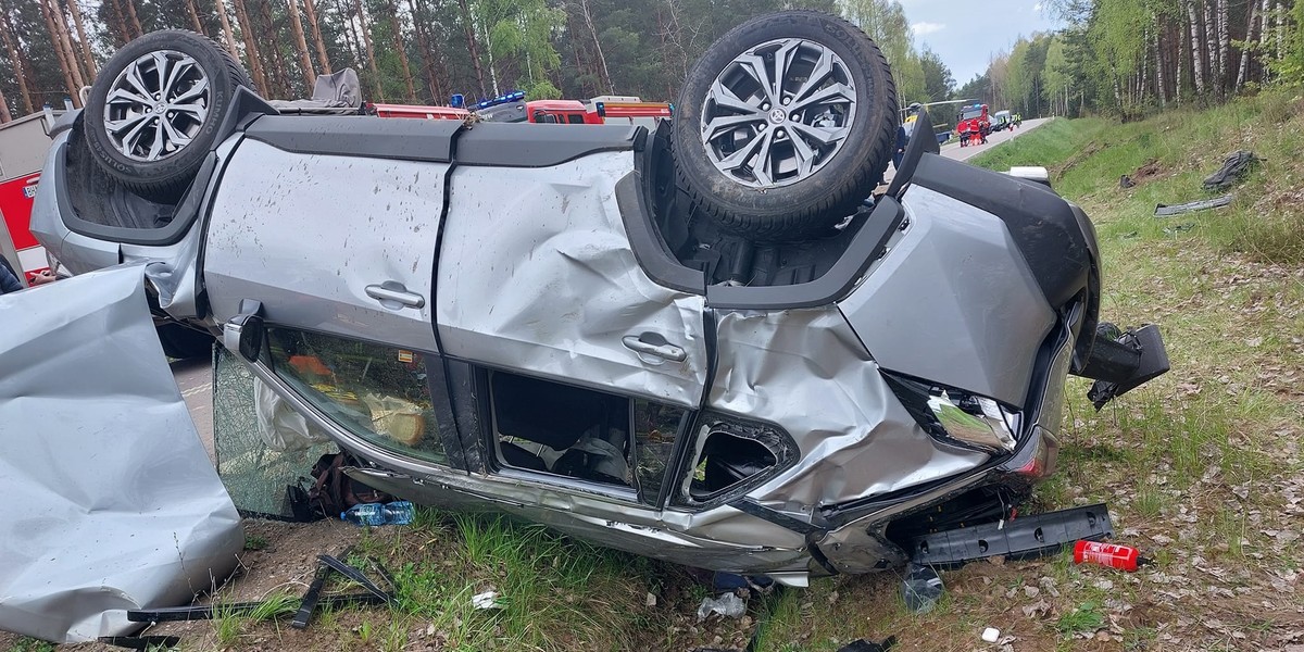 Trzcianka. Auto dachowało podczas ucieczki. Jechało nim 10 osób.