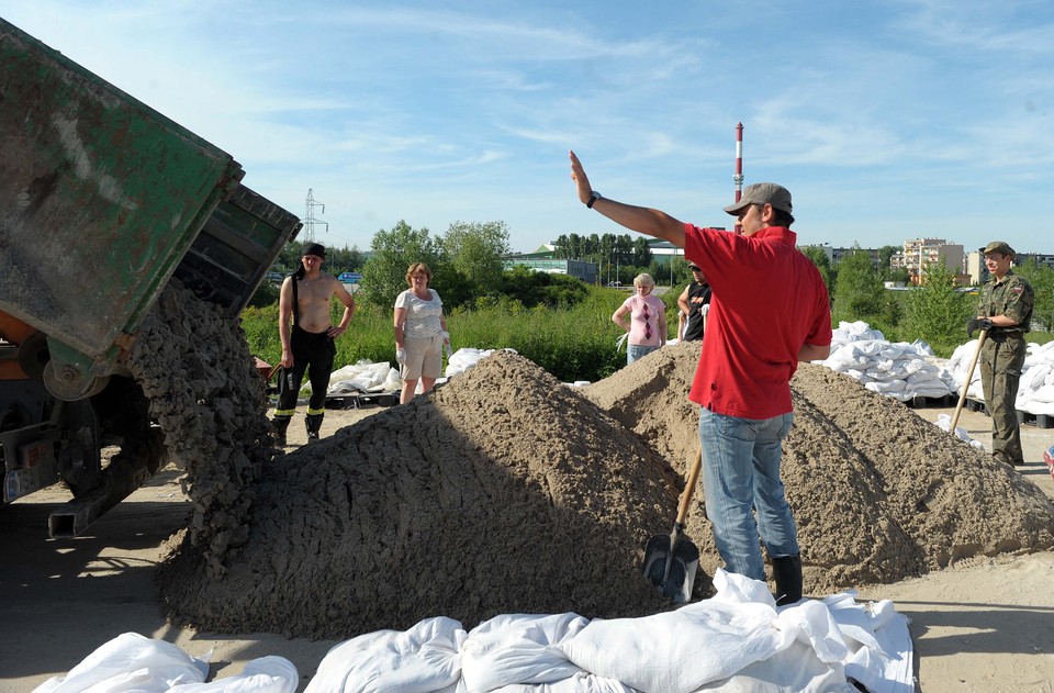 SANDOMIERZ POWÓDŹ UMACNIANIE WAŁÓW