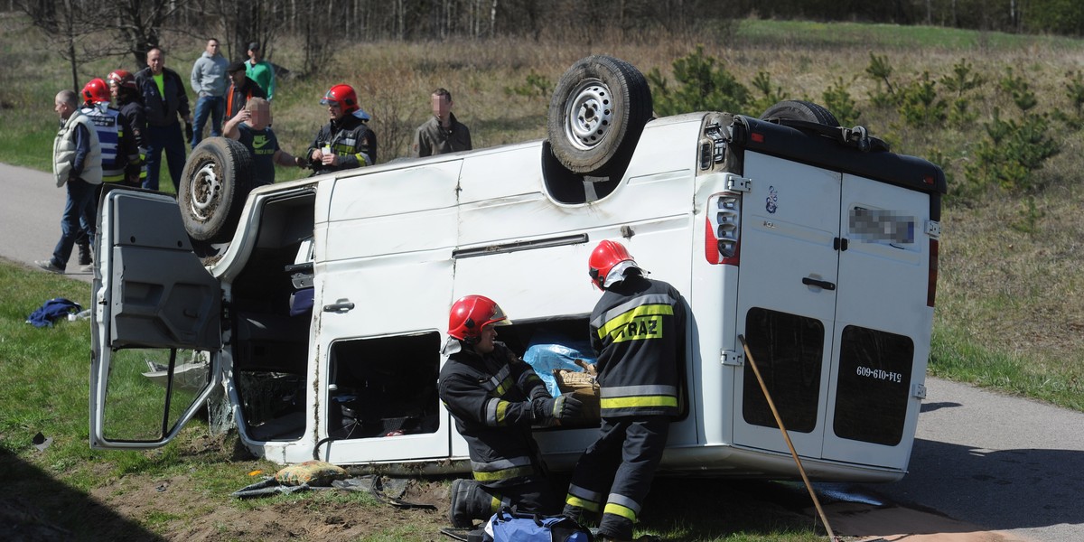 Kierowca pędził i rozbił busa z ludźmi pod Olsztynem