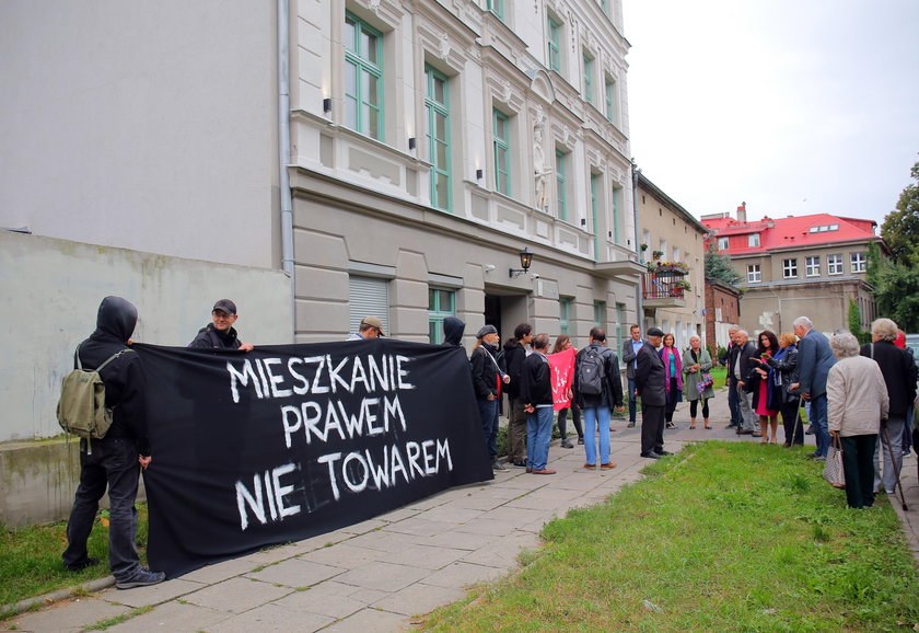 Protest przeciw kamienicznikom z Łodzi przed wystawą o dzieciach z getta