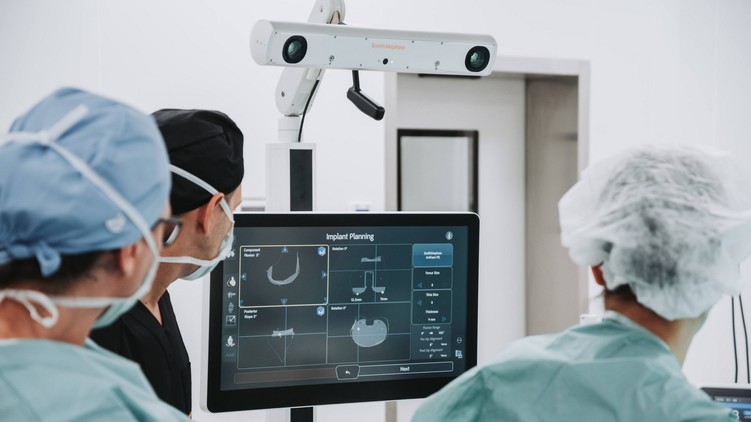 térd- és csípőprotézis műtétek AI robot