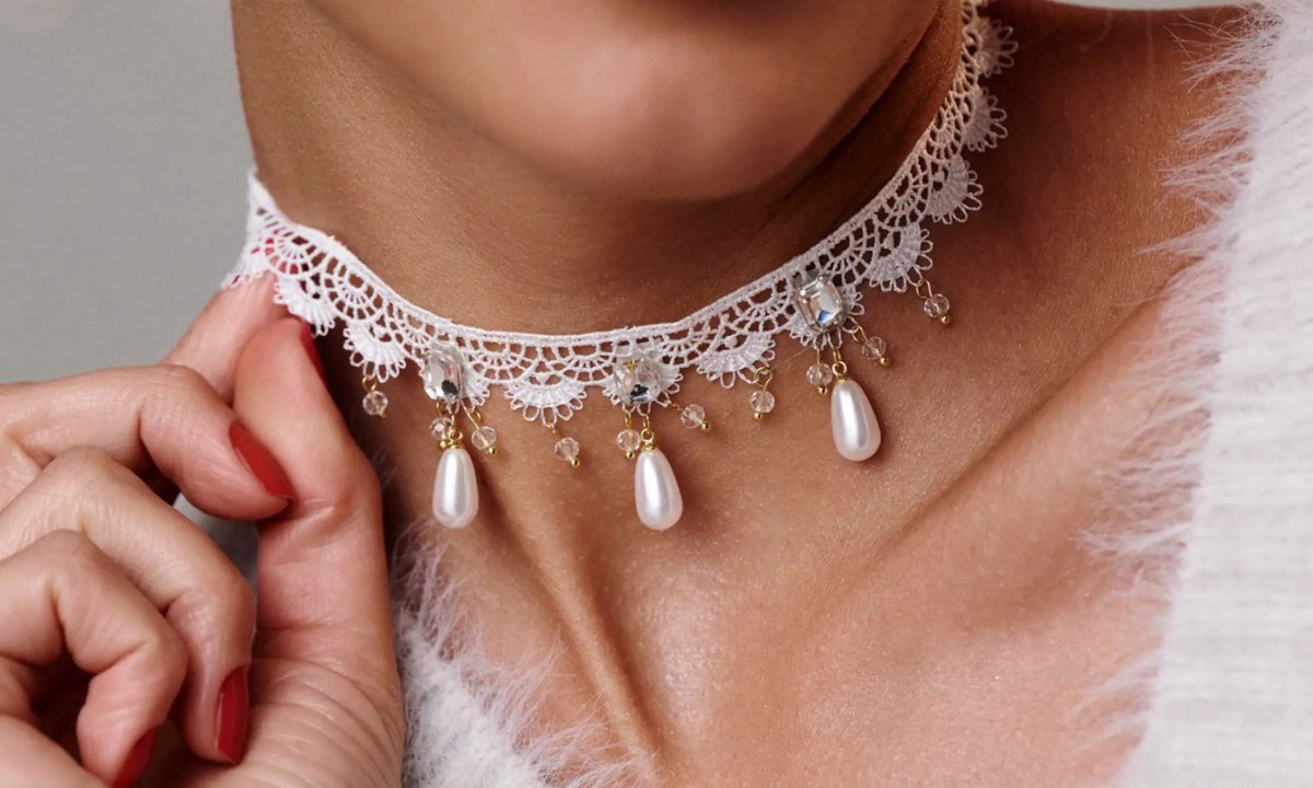 Ten koronkowy choker z pereł lśni niczym diamenty. Przyciąga wzrok i pasuje do wszystkiego