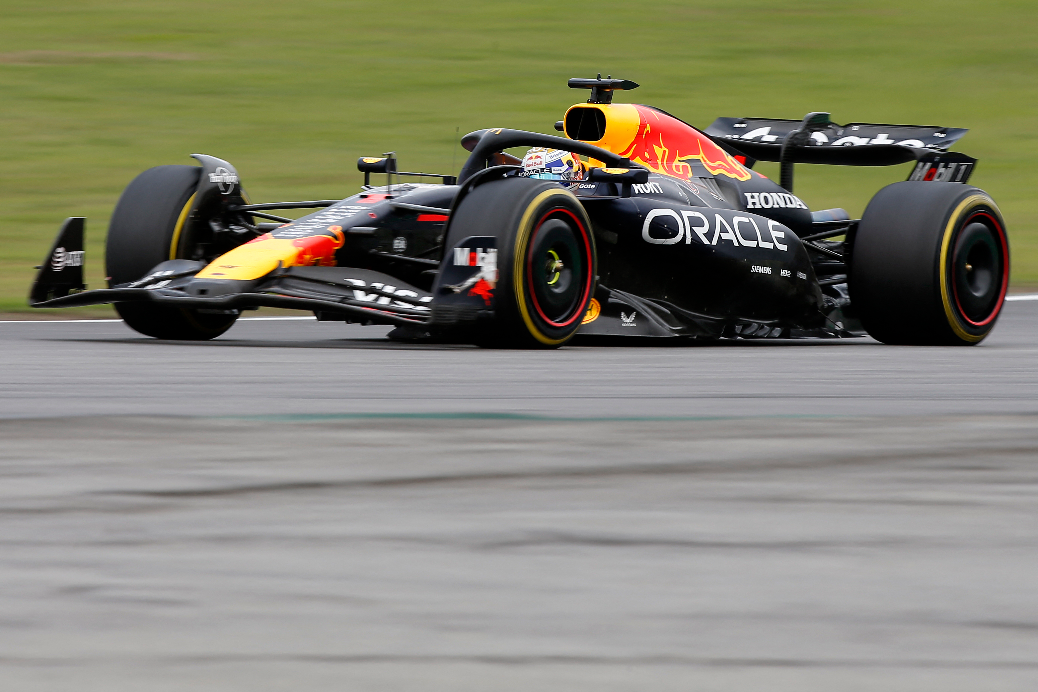 Verstappen vecht zich van de pitlane naar P3 in Brazilië met lekke band