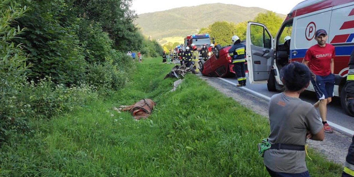 Samochód zderzył się z zaprzęgiem konnym