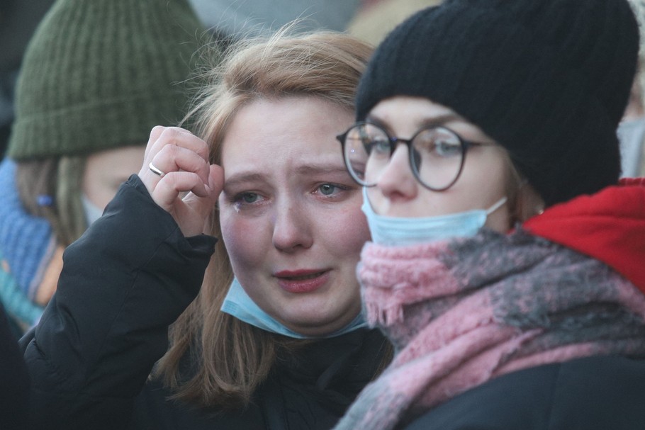 Sankcje gospodarcze wymierzone są w reżim Putina, ale ich skutki najmocniej odczują zwyczajni Rosjanie. Na zdj. płaczące kobiety w trakcie demonstracji w St. Petersburgu 27 lutego br.