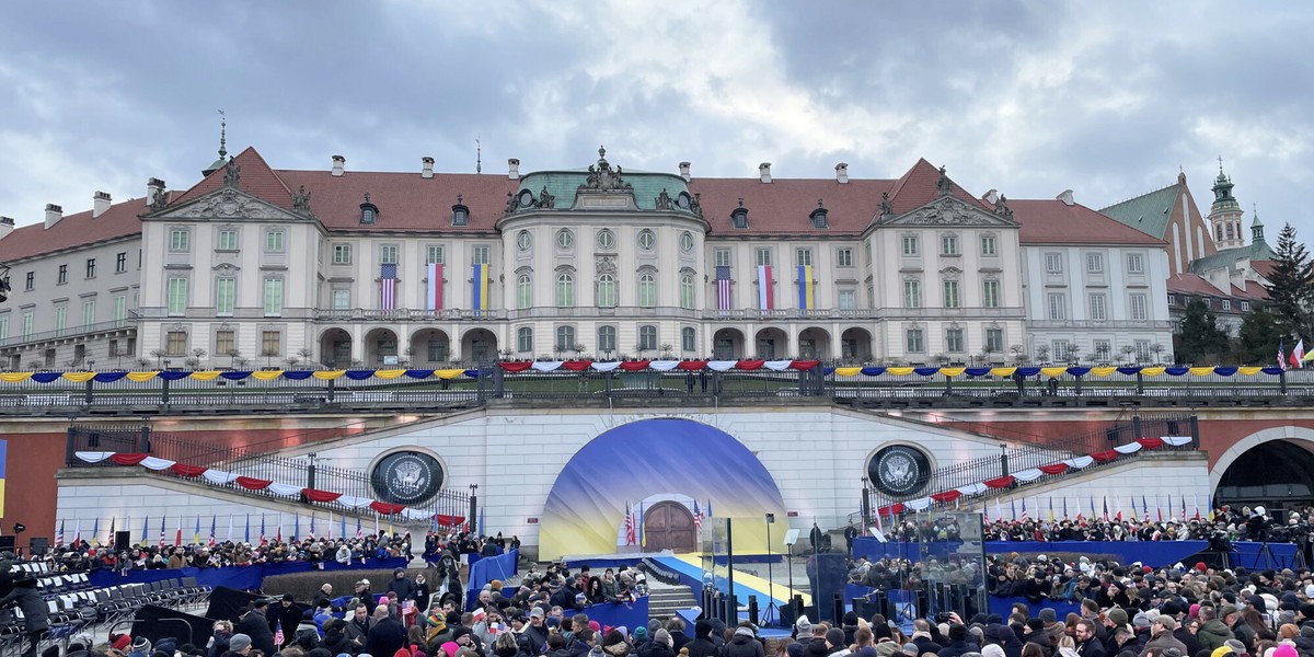 Przygotowania do przemówienia Joego Bidena w Arkadach Kubickiego