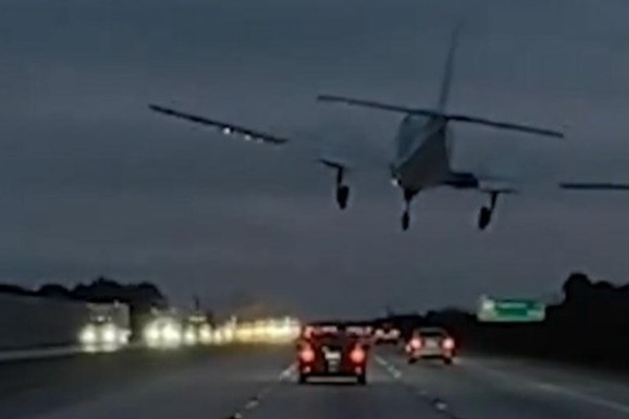 (VIDEO) AVION SLETEO PRAVO NA AUTOMOBIL NASRED PUTA! Otkazao mu motor, pa smrskano "tojotu": Sevale varnice na sve strane