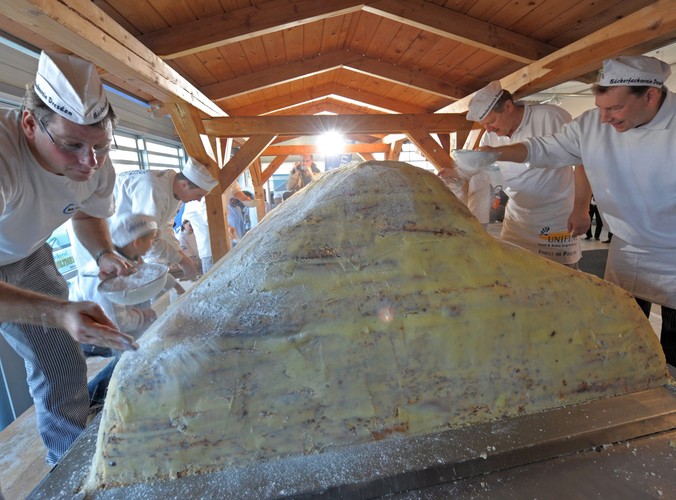 Niemieccy cukiernicy szykują trzymetrowej długości struclę świąteczną