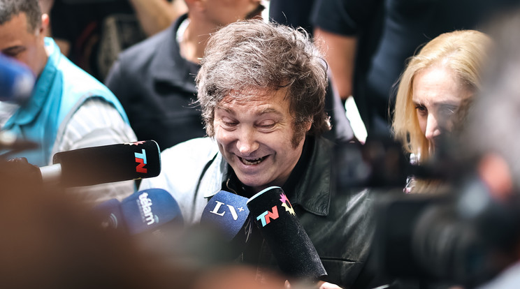 Javier Milei megválasztott államfő, "A Szabadság Előretör" nevű ultraliberális párt elnöke nyilatkozik a sajtó képviselőinek, miután leadta szavazatát az argentin elnökválasztás második fordulójában. /Fotó: MTI/EPA/EFE/Juan Ignacio Roncoroni
