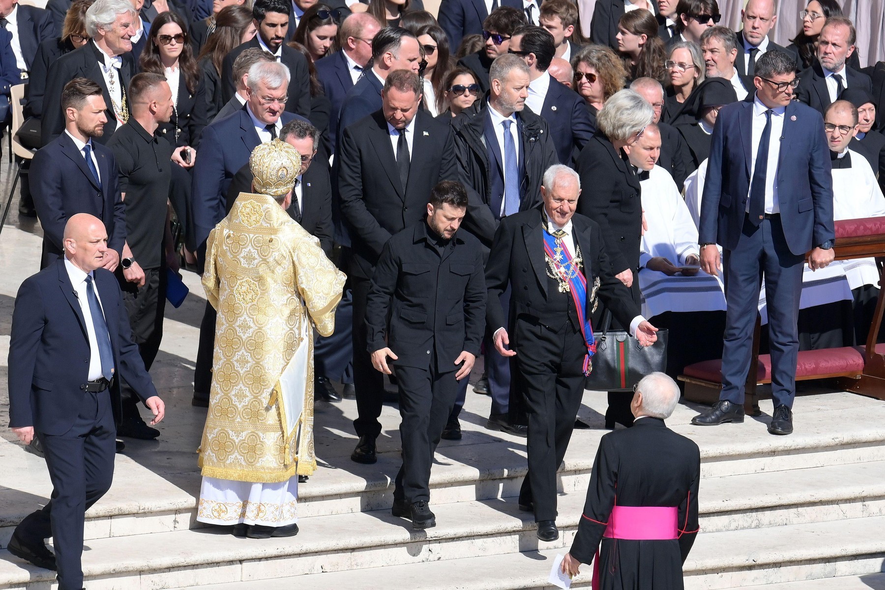 Volodymyr Zelenskyj s manželkou Olenou na pohrebe pápeža Františka. 