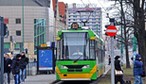 Ksenofobiczne zdarzenie w tramwaju w Poznaniu. Dwóch mężczyzn znieważyło i pobiło cudzoziemca – grozi im 5 lat więzienia