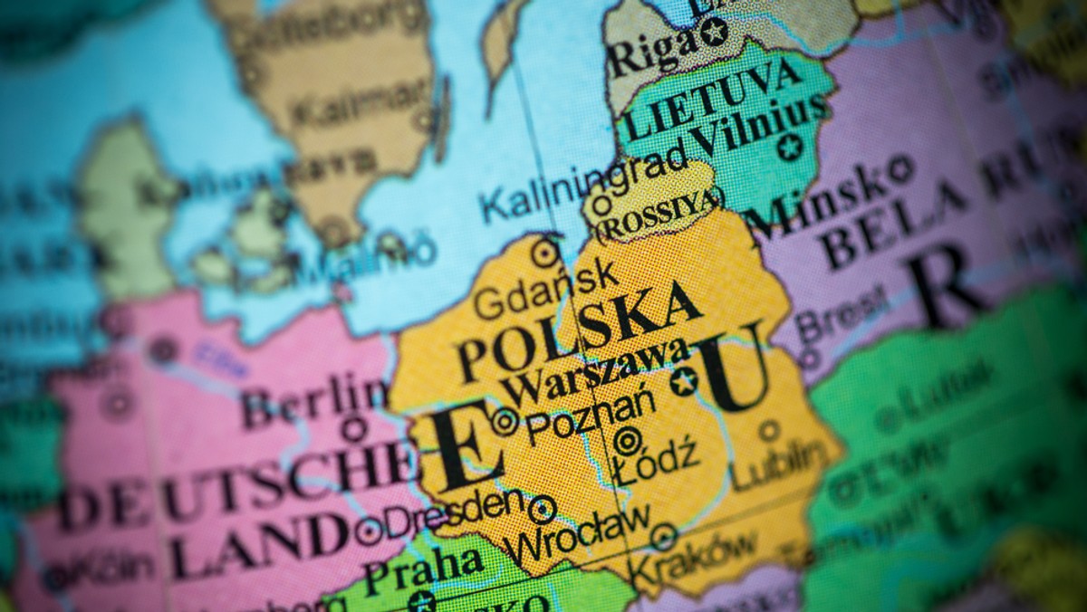 W podręczniku do nauki języka niemieckiego umieszczono poglądową mapkę Europy, na której widać flagi poszczególnych krajów. Gdy przyjrzymy się jej dokładniej, to zobaczymy, że jest na niej wiele, dość znaczących błędów.