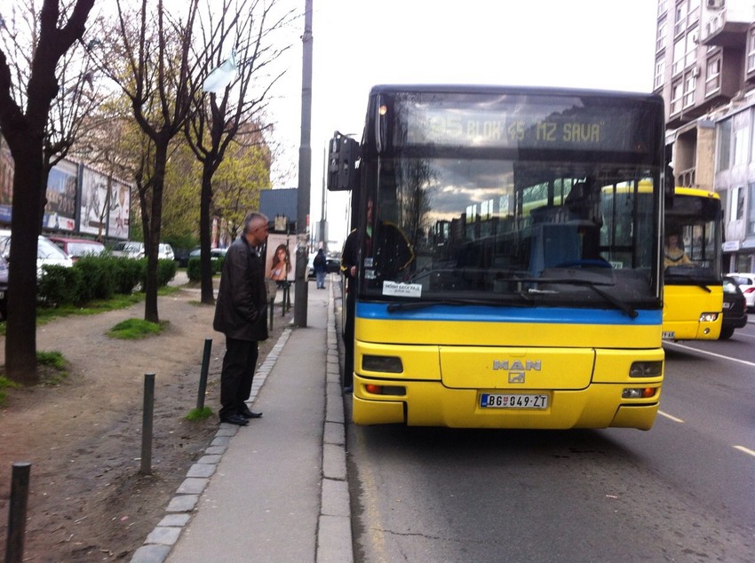 Nesreća na Bulevaru despota Stefana: Vrata autobusa priklještila detetu nogu