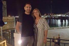 "Muž me je molio da se NE ČVARIM NA SUNCU, 4 godine sam ignorisala MLADEŽ NA RUCI. Bio je to RAK KOŽE zbog kog danas imam 77 ŠAVOVA"