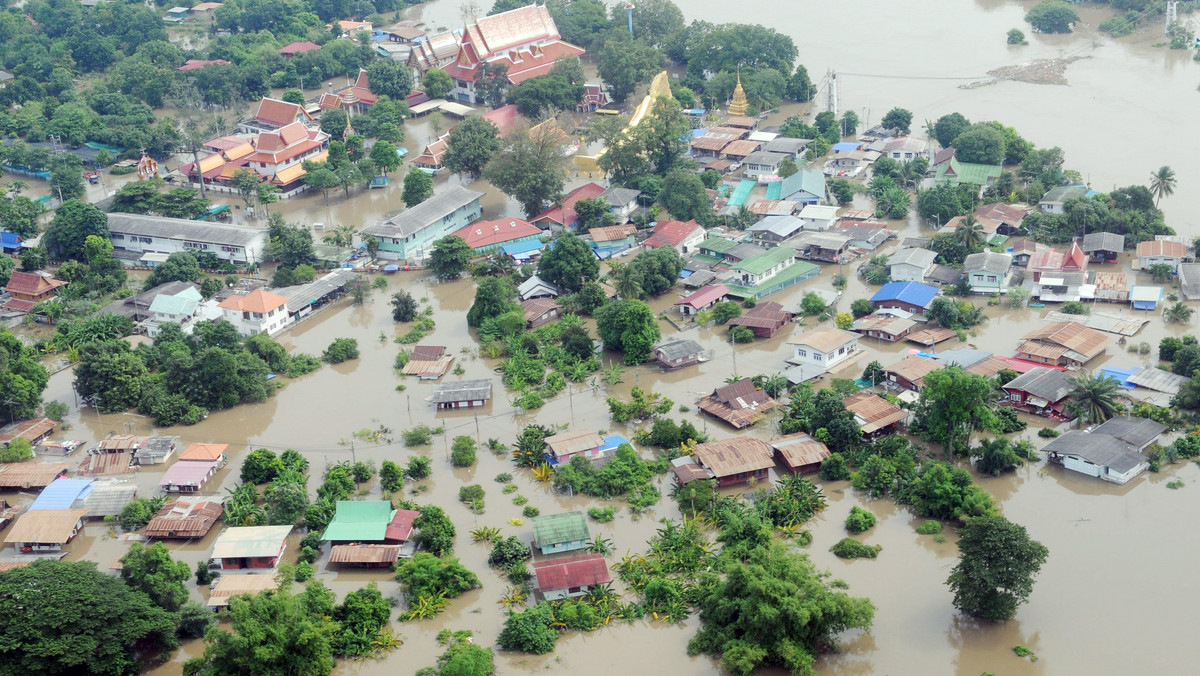 59 osób zginęło w najgorszych od kilkudziesięciu lat powodziach, które od ponad dwóch tygodni nawiedzają środkową i północno-wschodnią Tajlandię - podały władze. Pod wodą nadal znajduje się 25 z 76 prowincji.