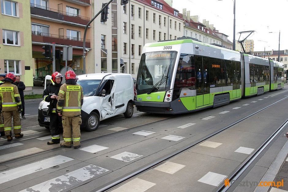 Kolizja w centrum Olsztyna. 64-letni kierowca opla zderzył się z tramwajem [ZDJĘCIA]