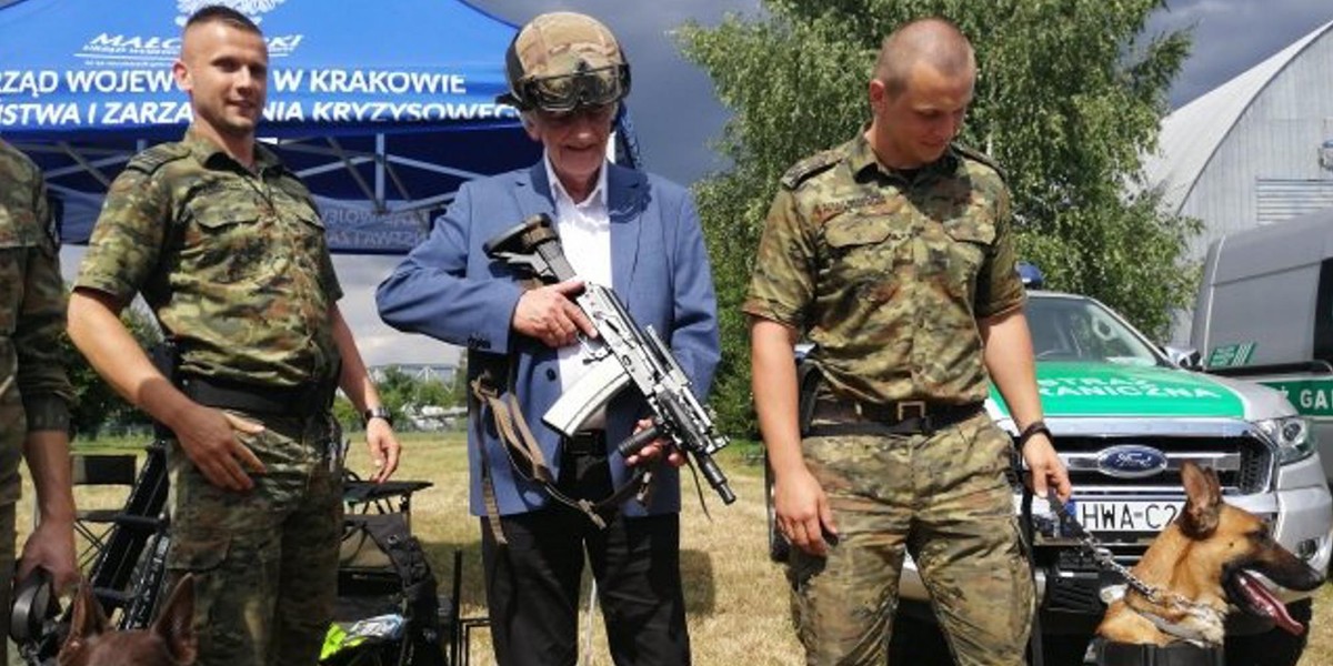 Ryszard Terlecki znów pozuje w hełmie. Tym razem z bronią