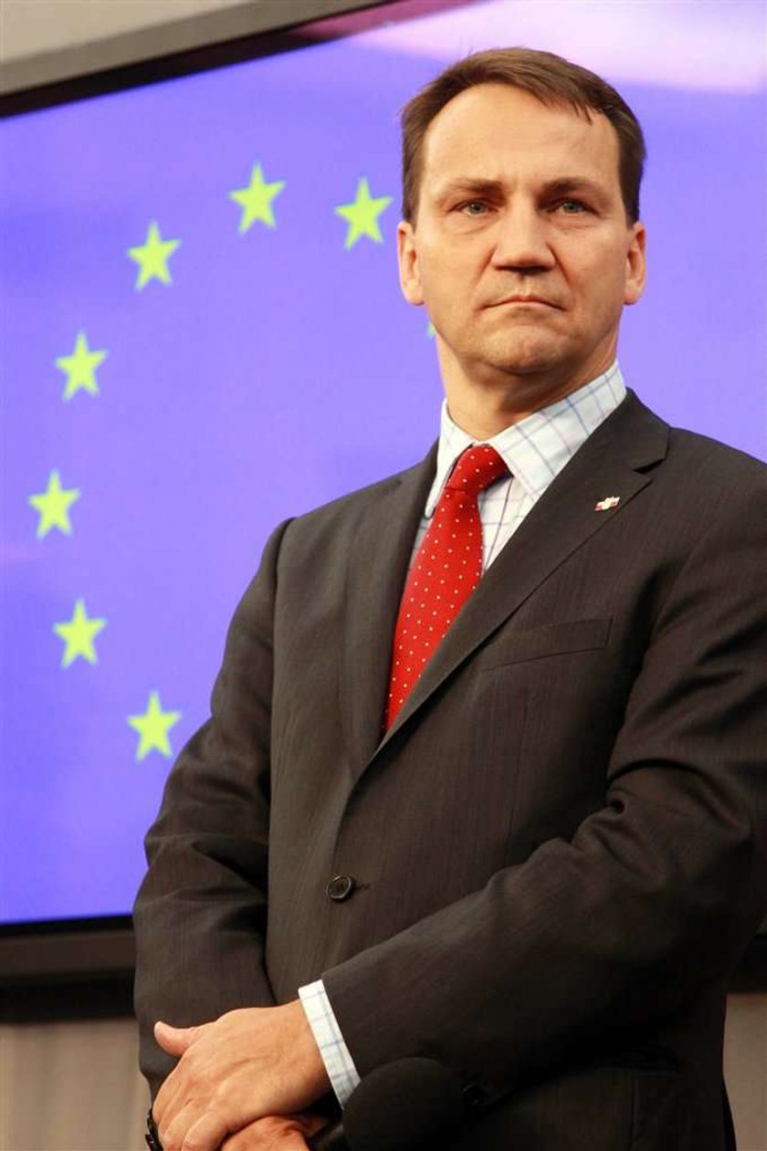 Sikorski straszy kibolami: Oni będą rządzić za dwa tygodnie!