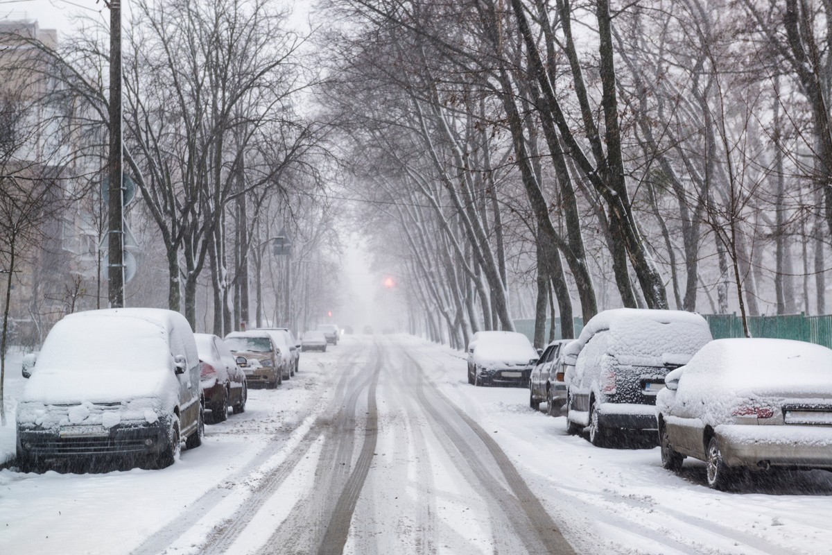 Zimą jeździsz autem "na czołgistę"? Mandat może sięgnąć kilku tys. zł
