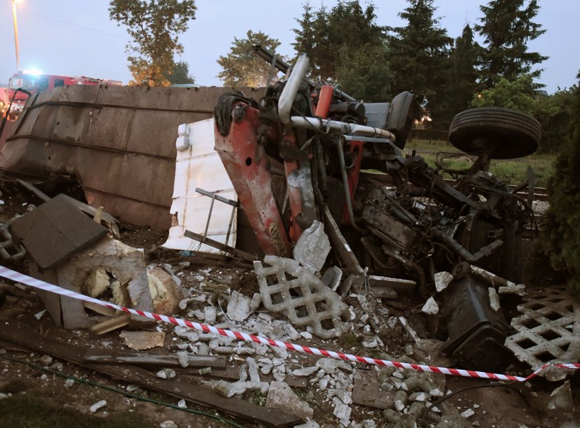 Pociąg wjechał w tira na niestrzeżonym przejeździe kolejowym