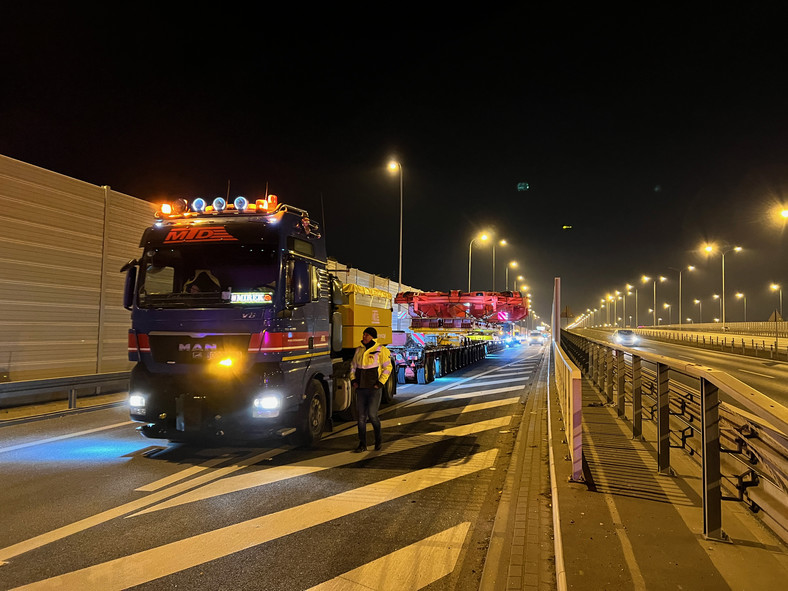 Transport gigantycznej maszyny TBM w Warszawie