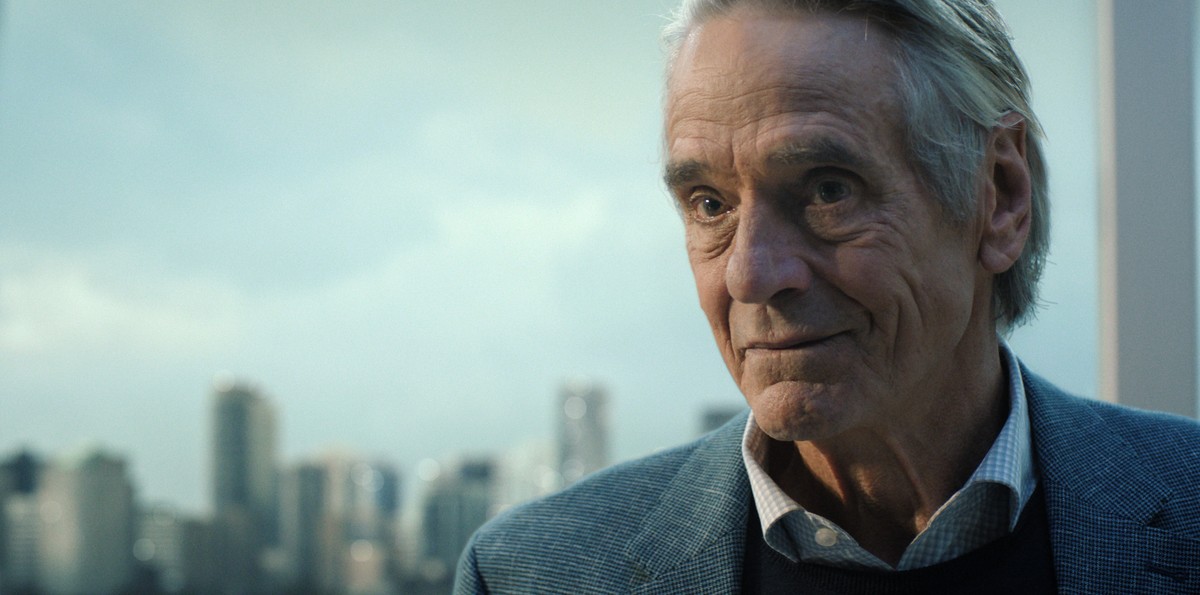 Jeremy Irons w ósmym odcinku czwartego sezonu serialu "The Morning Show"