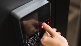 Odcisk palca w ewidencji czasu pracy. Czy to legalne i bezpieczne rozwiązanie?