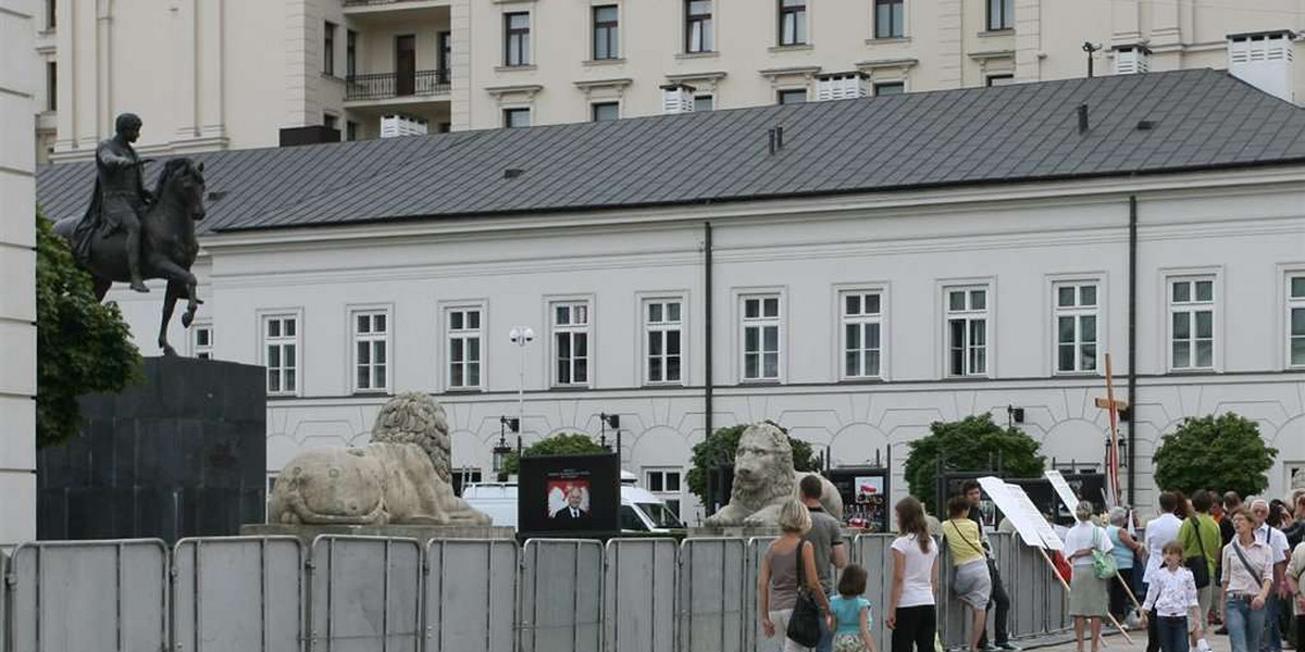 Ustawiono stalowy płot przed krzyżem