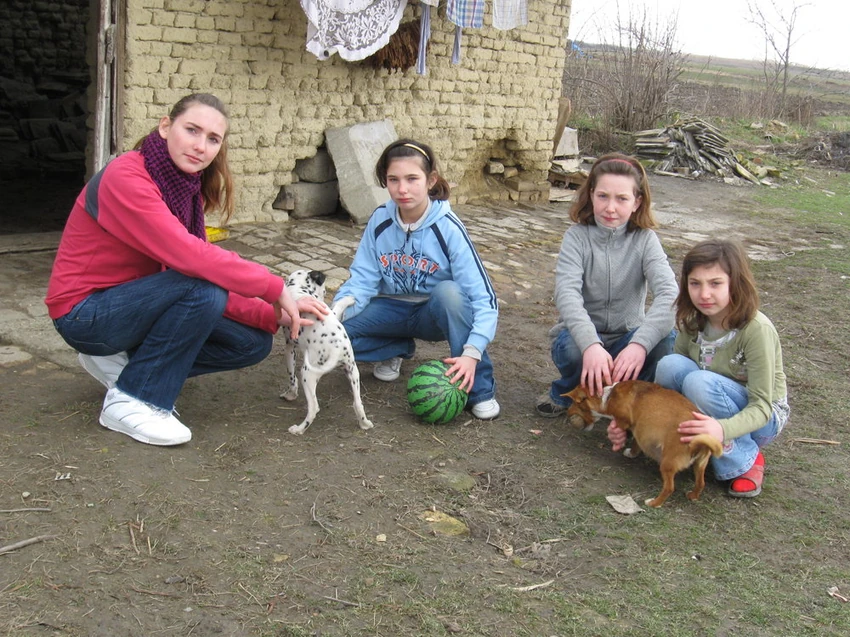 Uprkos siromaštvu uvek su nasmejane: Sestre Petrovski