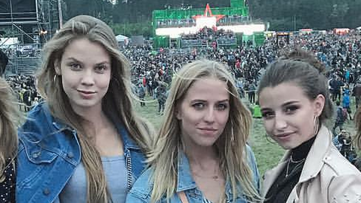 Julia Wieniawa, podobnie jak tysiące innych fanów muzyki, wybrała się do Gdyni na Open'er Festival 2017. Celebrytka pochwaliła się na Instagramie zdjęciem znad morza, na którym pozuje z nią kilka innych dziewczyn, w tym m.in. Iga Lis i Jessica Mercedes.