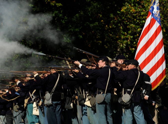 Bitwa odegrana z wielkim rozmachem. Tylko ci żołnierze strzelają jakby trochę za wysoko