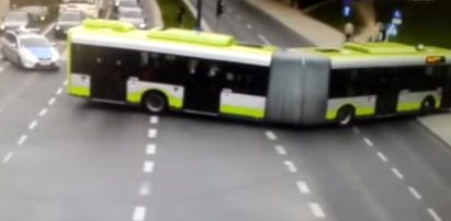 Autobus nie wyrobił na zakręcie. FILM