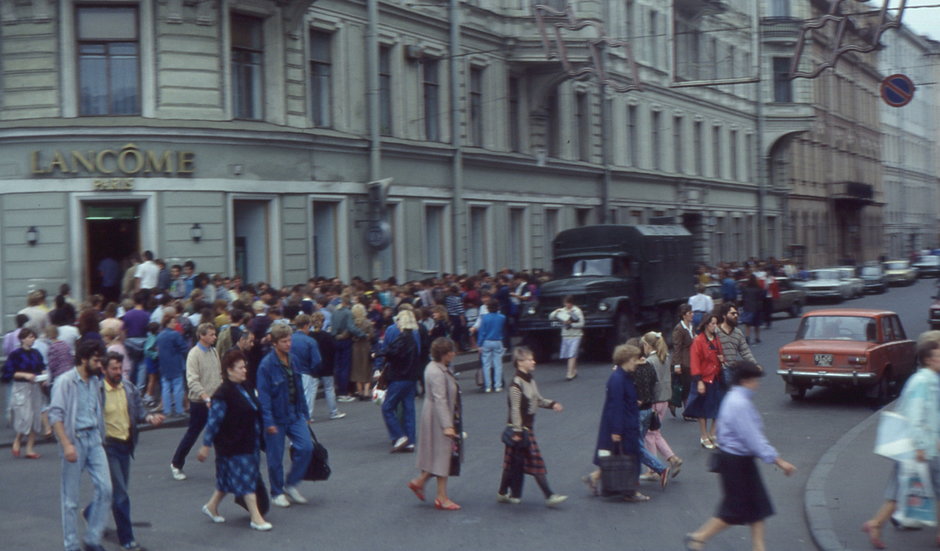 W styczniu 1924 r. Piotrogród stał się Leningradem – w ten sposób uczczono pamięć Włodzimierza Lenina, zmarłego przywódcy Rosji Radzieckiej. Dopiero we wrześniu 1991 r. miastu przywrócono dawną nazwę Sankt Petersburg. Na zdjęciu ulica tego miast w 1991 r.
