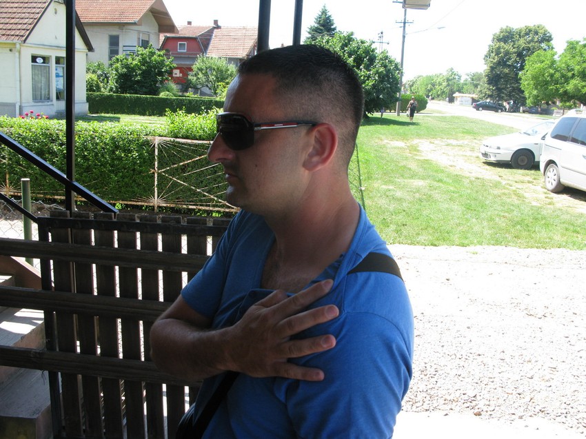 Nikola Veselinović pokazuje crvenilo od biber spreja