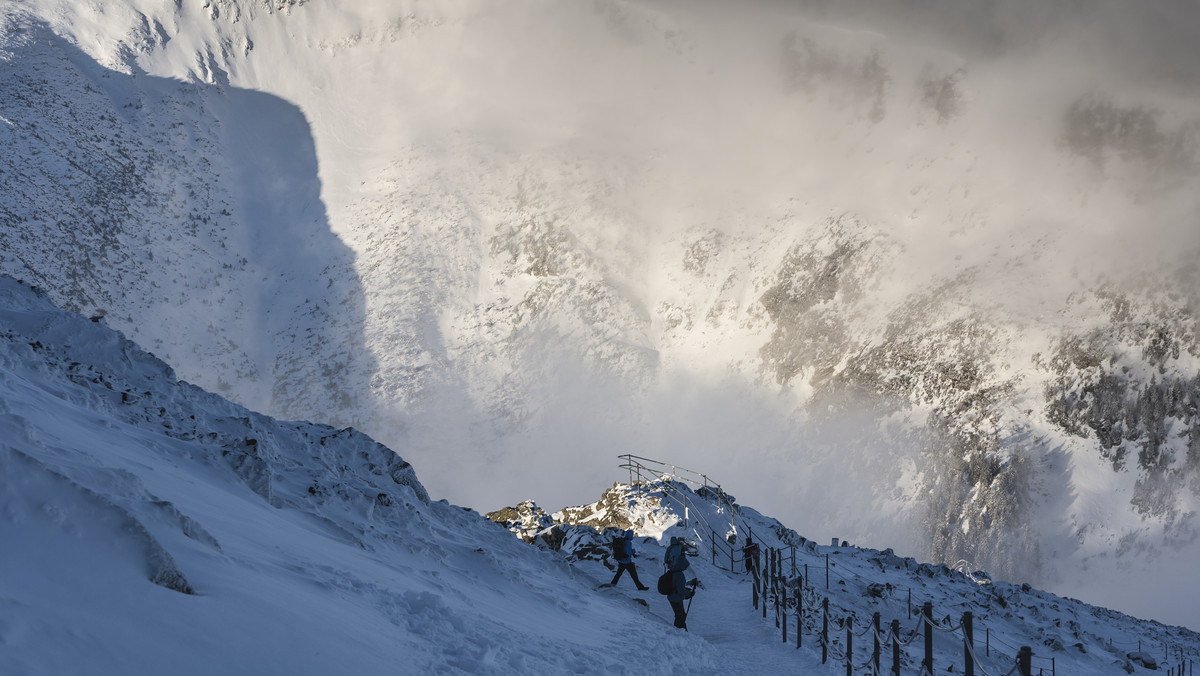 W Karkonoszach panują trudne warunki - zalega śnieg, a miejscami jest bardzo ślisko. Temperatura na szczycie Śnieżki dochodzi do minus 6 stopni Celsjusza. Nie odstrasza to jednak turystów.