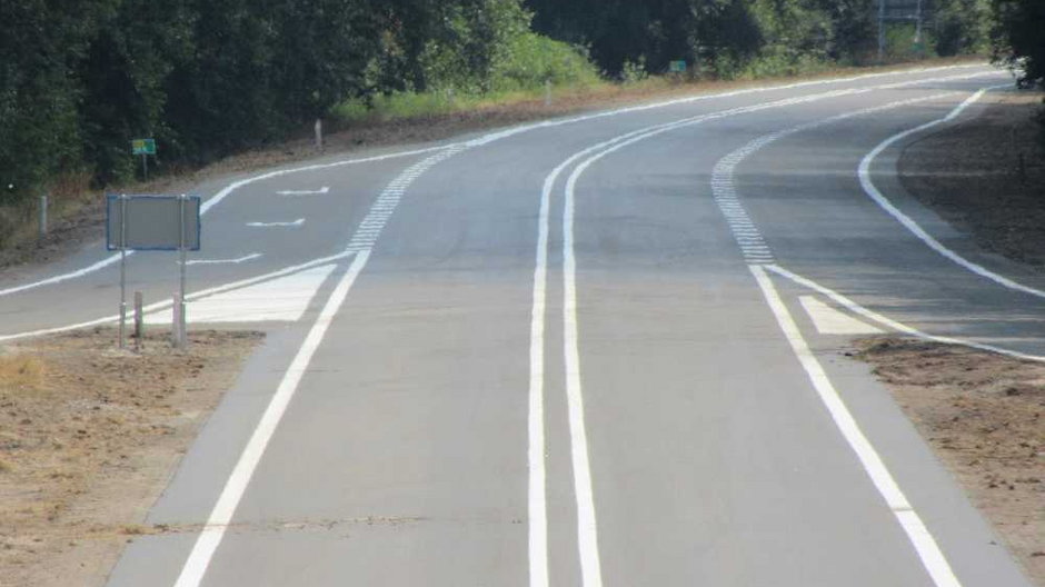 Podwójna linia ciągła jako oznakowanie poziome na drodze Fot. Filckr/European Roads/CC BY-NC-SA 2.0