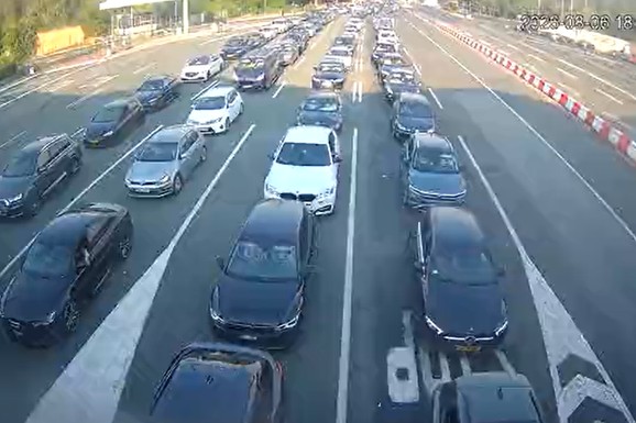 NAORUŽAJTE SE STRPLJENJEM! NA IZLAZU IZ SRBIJE ČEKA SE SATIMA Formirane kolone vozila: Oglasio se AMSS