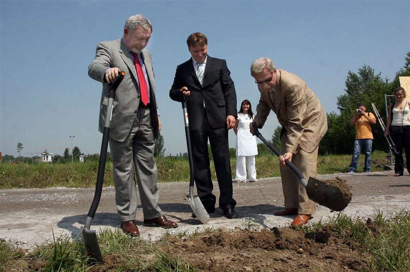 Piją na budowie ulicy Lema w Krakowie