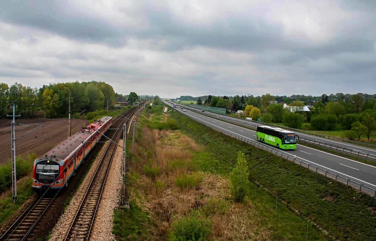 Autobus Flixbusa i pociąg regionalny
